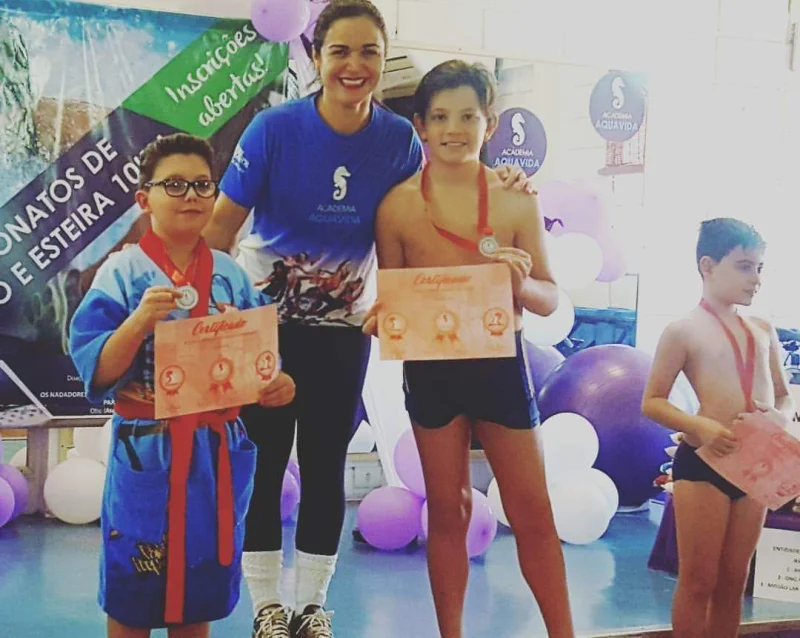 Aula de natação infantil