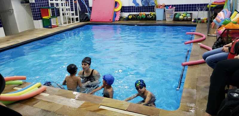Aula de natação infantil