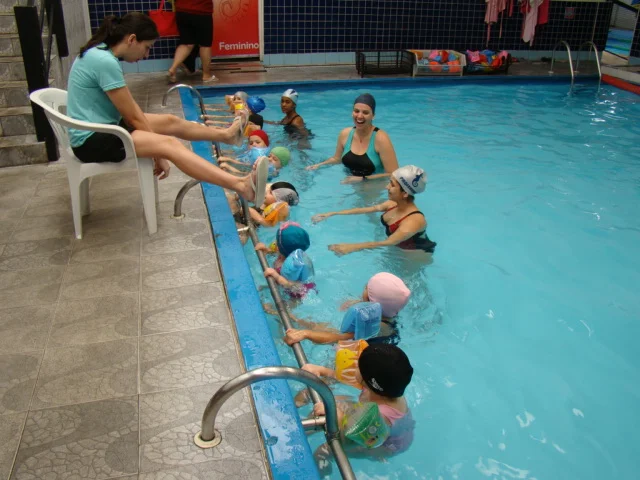 Aula de natação infantil