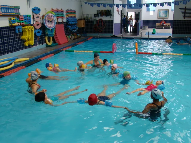 Aula de natação infantil