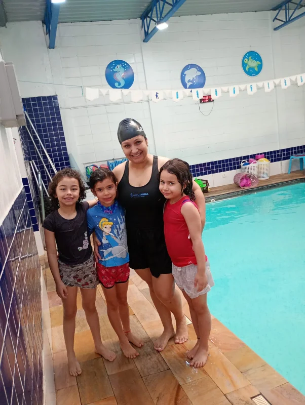Aula de natação infantil